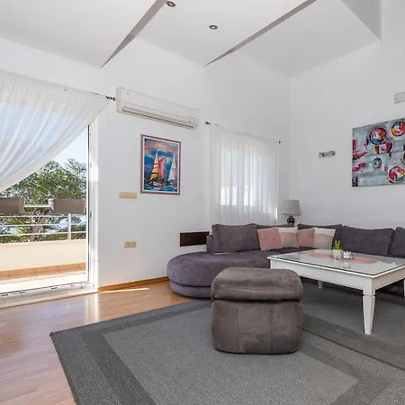 Penthouse Danijela With Jacuzzi Apartamento Makarska