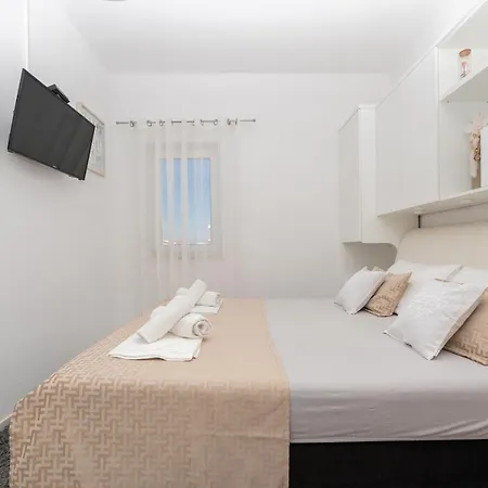 Penthouse Danijela With Jacuzzi 아파트 *